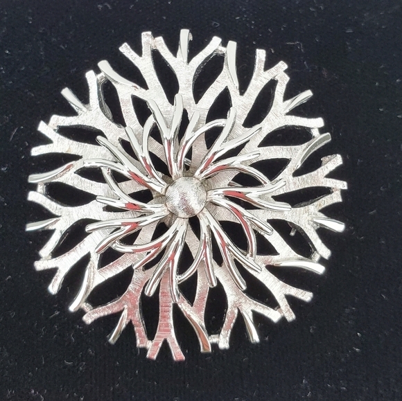 Vtg Crown Trifari Brooch Round Floral Shiny Brushed Silver-Tone 1.5” 60s 70s - Picture 11 of 12